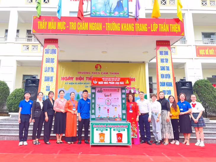 Đoàn thanh niên phường Cẩm Thịnh (TP Cẩm Phả) ra mắt mô hình “Ngôi nhà phân loại rác thải” nhằm tuyên truyền vận động đoàn viên, học sinh nâng cao ý thức bảo vệ môi trường.