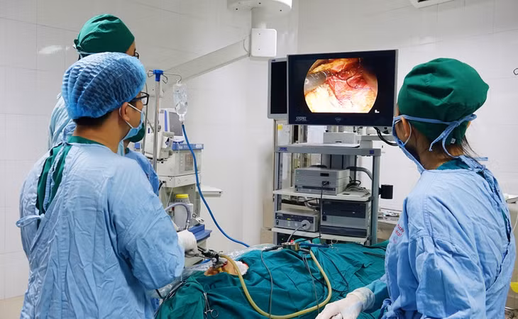 Phẫu thuật nội soi cắt u tuyến giáp qua đường miệng cho người bệnh tại Bệnh viện Bãi Cháy.