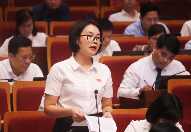Đại biểu Bùi Thị Quỳnh Nga, Tổ đại biểu TX Quảng Yên phát biểu đóng góp ý kiến tại Kỳ họp.
