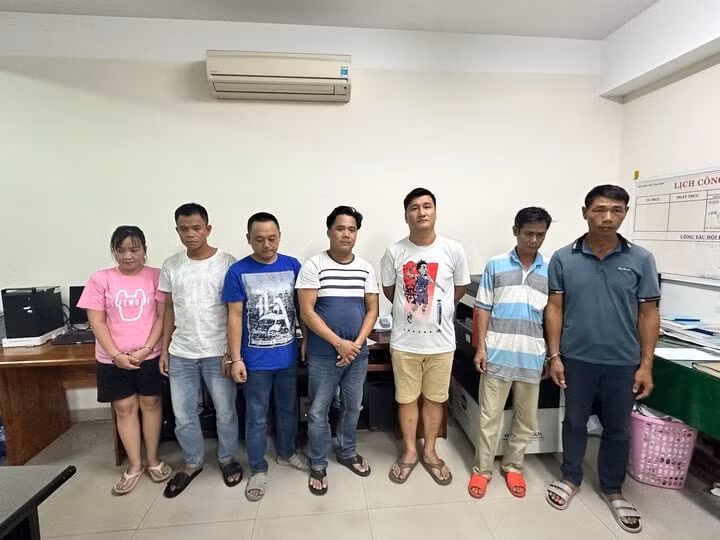 Phạm Thị Diệu Hiền cùng các đối tượng tham gia cá độ bóng đá. (Ảnh: C.A)