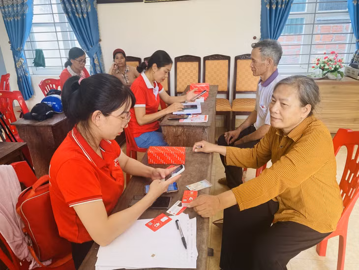 Xã Liên Vị (TX Quảng Yên) phối hợp với nhà mạng Viettel hỗ trợ người dân chuyển đổi sang sim 4G.