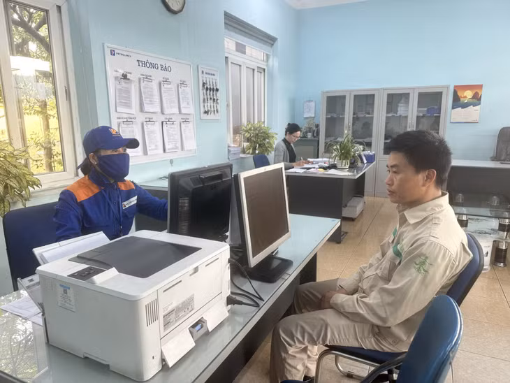 Khách hàng kiểm tra thông tin trên HĐĐT tại Cửa hàng xăng dầu số 1 - Petrolimex, Chi nhánh xăng dầu Quảng Ninh.