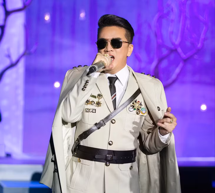 Những huy hiệu cài trên trang phục Đàm Vĩnh Hưng diễn trong live show Ngày em thắp sao trời - Ảnh: BTC