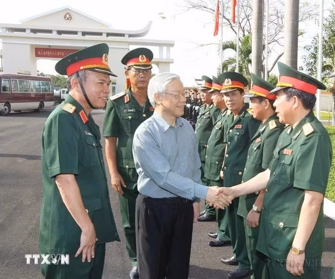 Tổng Bí thư Nguyễn Phú Trọng với cán bộ, chiến sỹ Binh đoàn 16, Bộ Quốc phòng (Bình Phước, 14/4/2013). (Ảnh: Trí Dũng/TTXVN)