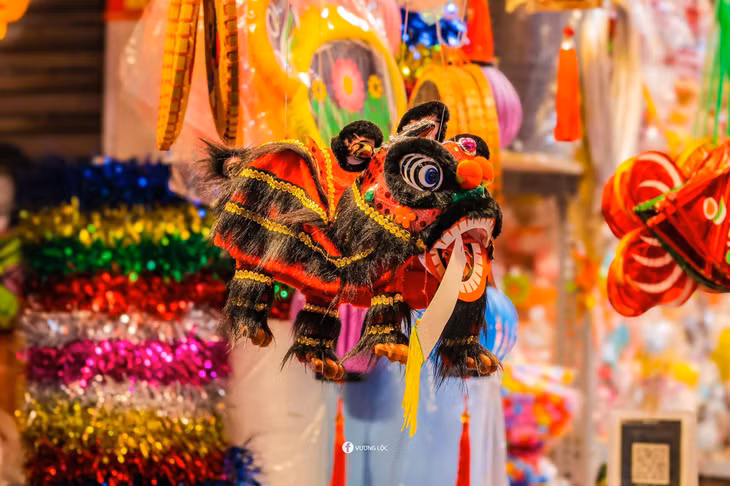 Đồ chơi Trung thu được bày bán ở phố Hàng Mã phong phú, đa dạng với nhiều mặt hàng như đèn ông sao, trống, mặt nạ, đầu lân… Ảnh: Vương Lộc