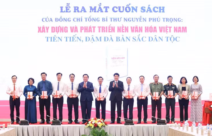Ông Lương Cường, Ủy viên Bộ Chính trị, Thường trực Ban Bí thư và đồng chí Nguyễn Trọng Nghĩa, Ủy viên Bộ Chính trị, Bí thư Trung ương Đảng, Trưởng Ban Tuyên giáo Trung ương tặng sách cho đại diện các ban Đảng. (Ảnh: Phương Hoa/TTXVN)
