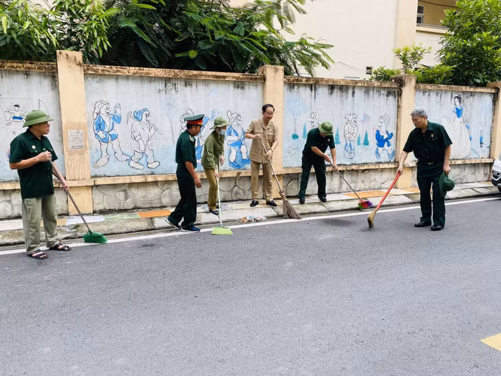 Hội viên Chi hội CCB khu 4 (phường Trần Hưng Đạo, TP Hạ Long) tham gia dọn vệ sinh môi trường tại khu phố.