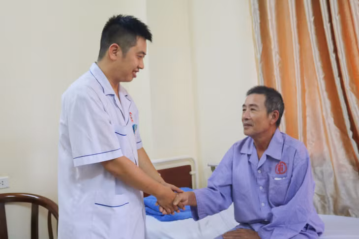 Ông Vũ Đức Nghìn hồi phục sức khỏe nhờ các bác sĩ cấp cứu kịp thời tại Bệnh viện Việt Nam - Thụy Điển Uông Bí.