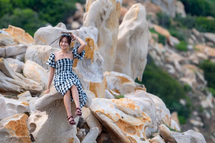 Gợi ý lịch trình khám phá công viên đá Ninh Thuận trong 2 ngày 2 đêm: Ngày 1: 22g xuất phát từ TPHCM đến Phan Rang - Tháp Chàm; 5g đến Phan Rang - Tháp Chàm, di chuyển đến núi Chúa, gửi hành lý ở khách sạn, resort quanh núi Chúa, trekking Núi Chúa. 16g, di chuyển đến công viên đá (thuộc núi Chúa) - tham quan, chụp hình, ngắm hoàng hôn... Quay về khách sạn, ăn tối, nghỉ ngơi.