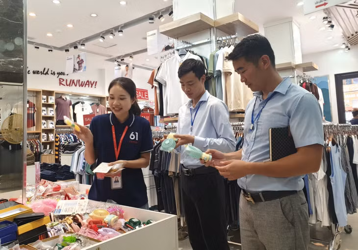 Cán bộ ngành chức năng kiểm tra hoạt động kinh doanh của một cơ sở trên địa bàn phường Trần Phú (TP Móng Cái).