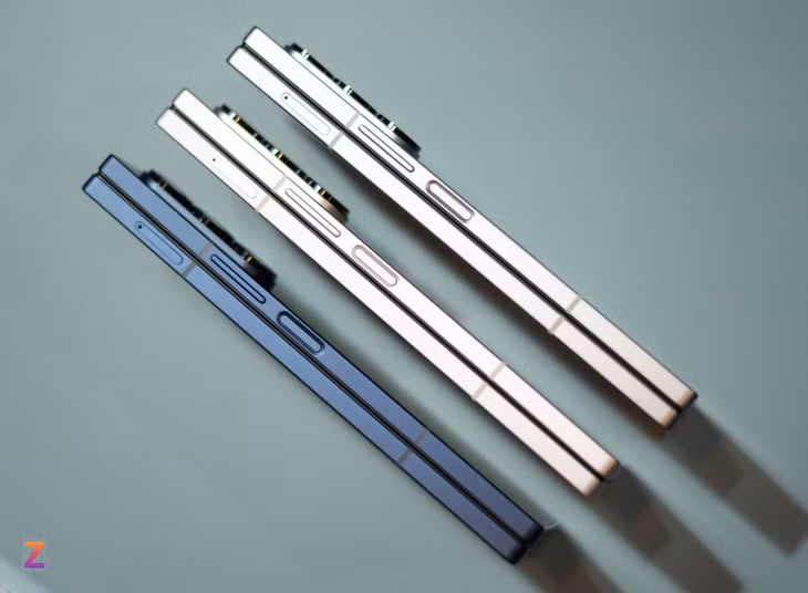 Với khung vuông và bản lề mới, Z Fold6 gần như không còn khe hở khi gập lại.