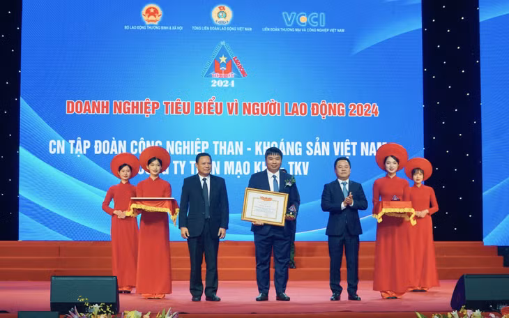 Ông Nguyễn Văn Tuân, Bí thư Đảng uỷ, Giám đốc Công ty Than Mạo Khê đại diện doanh nghiệp nhận danh hiệu Doanh nghiệp tiêu biểu vì người lao động năm 2024. Ảnh: Phạm Cừ.
