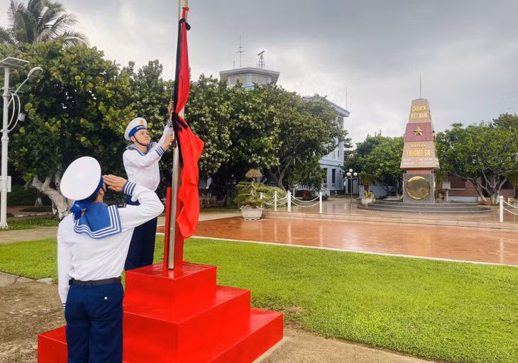 Tại huyện đảo Trường Sa (tỉnh Khánh Hoà), lúc 6h30 sáng nay, cán bộ chiến sĩ cũng tổ chức lễ kéo cờ rủ, Quốc tang hai ngày Tổng bí thư Nguyễn Phú Trọng. Ảnh: Cục Chính trị - BTL Hải quân