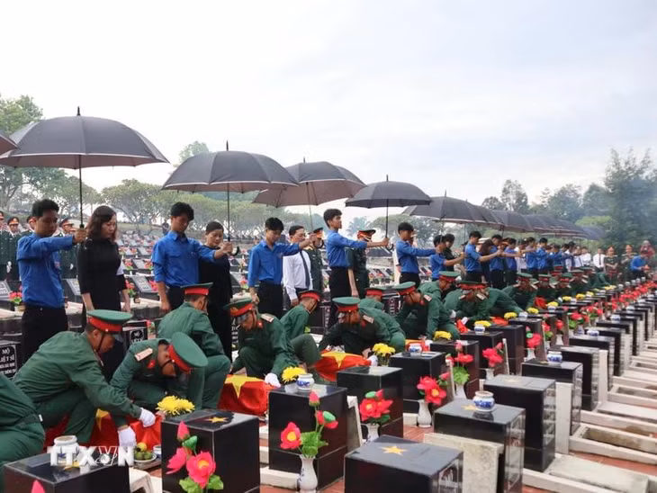 Nghi thức an táng hài cốt liệt sỹ tại Nghĩa trang Liệt sỹ tỉnh Bình Phước. (Ảnh: KGỬIH/TTXVN)