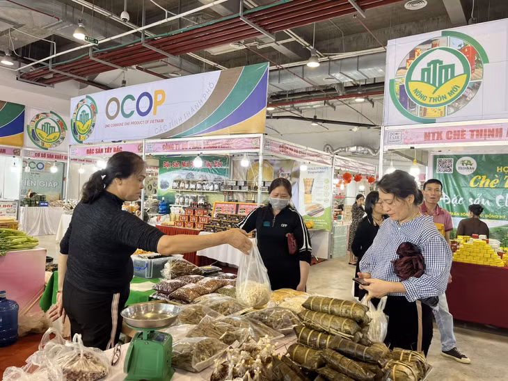 Người dân mua hàng tại Hội chợ OCOP Quảng Ninh - Xuân 2024.