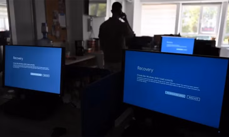 Sự cố màn hình xanh gây ra bởi CrowdStrike khiến Microsoft phải nghĩ lại về chính sách bảo mật. Ảnh: Yahoo Tech