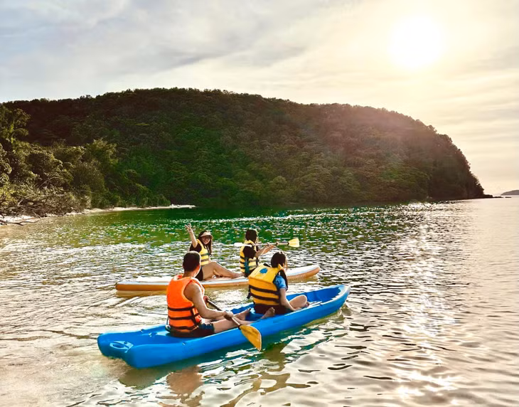 Chèo kayak khám phá làn nước trong xanh biển Thanh Lân.