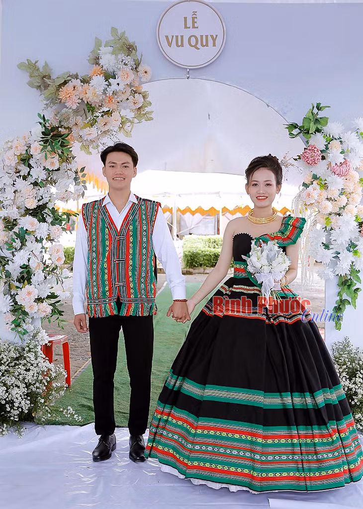 Thổ cẩm được các bạn trẻ chọn làm trang phục đám cưới