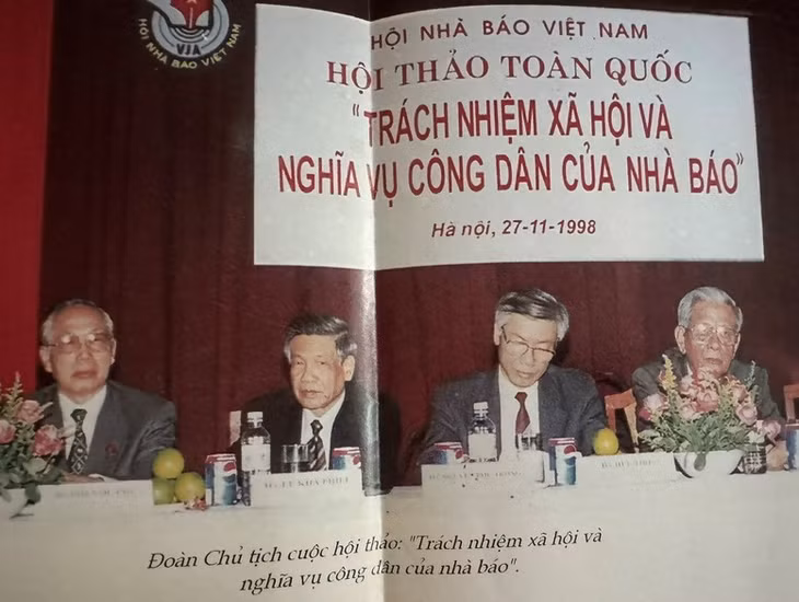 Tổng Bí thư Nguyễn Phú Trọng, khi đó là Ủy viên Bộ Chính trị, phụ trách khối Tư tưởng - Văn hóa và Khoa học - Giáo dục, đồng chủ trì Hội thảo "Trách nhiệm xã hội và nghĩa vụ công dân" của nhà báo, tại Hà Nội, ngày 27/11/1998