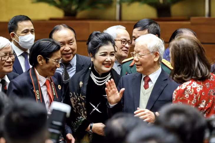 Tổng Bí thư Nguyễn Phú Trọng trò chuyện với các đại biểu tham dự Hội nghị văn hóa toàn quốc tổ chức sáng 24-11 tại Nhà Quốc hội - Ảnh: NGUYỄN KHÁNH