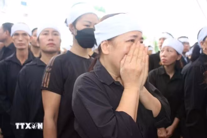 Giây phút xúc động nghẹn ngào của người dân Đông Anh tại lễ viếng. (Ảnh: TTXVN)