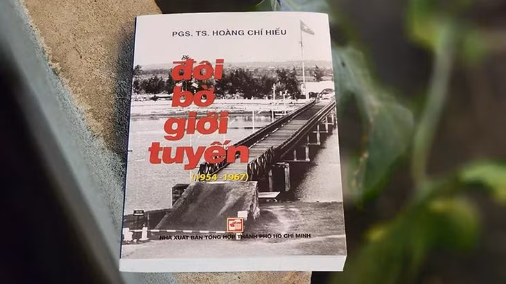 Cuốn 'Đôi bờ giới tuyến" thể hiện ước vọng chung từ bao đời nay của toàn dân tộc Việt Nam là non sông nối liền một dải.