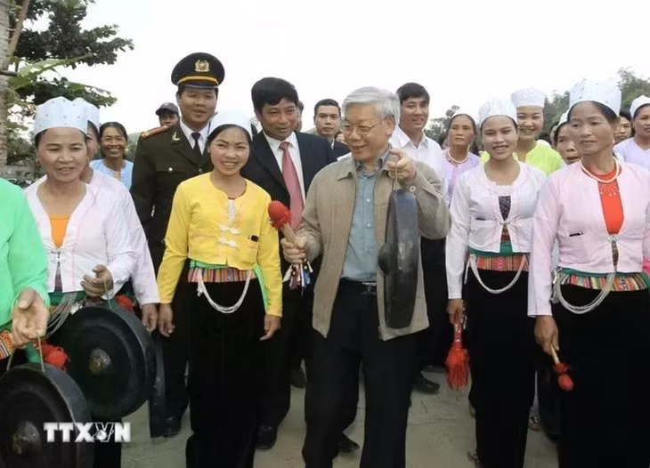 Tổng Bí thư Nguyễn Phú Trọng cùng đánh cồng với đồng bào dân tộc Mường trong Ngày hội Đại đoàn kết toàn dân tộc khu dân cư xóm Cầu, xã Bắc Sơn, huyện Kim Bôi, tỉnh Hòa Bình (13/11/2011). (Ảnh: TTXVN)