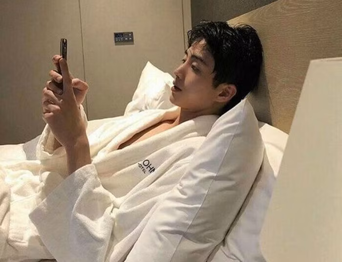 Dùng điện thoại trước khi đi ngủ, nhất là trong bóng tối gây hại tới nhiều cơ quan trong cơ thể (Ảnh minh họa)