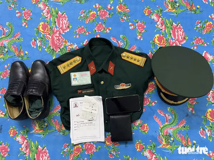 Trang phục mà Tùng dùng để mặc và xưng là đại tá quân đội, trưởng phòng tình báo thuộc Tổng cục II - Ảnh: H.T.