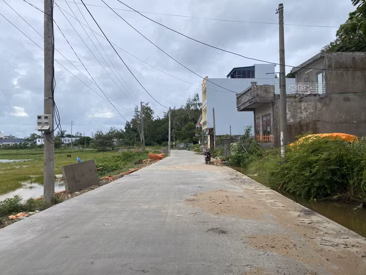 Dự án Cải tạo, nâng cấp tuyến đường giao thông khu 2, thị trấn Cô Tô sắp hoàn thành, đưa vào sử dụng, góp phần nâng cao đời sống nhân dân.