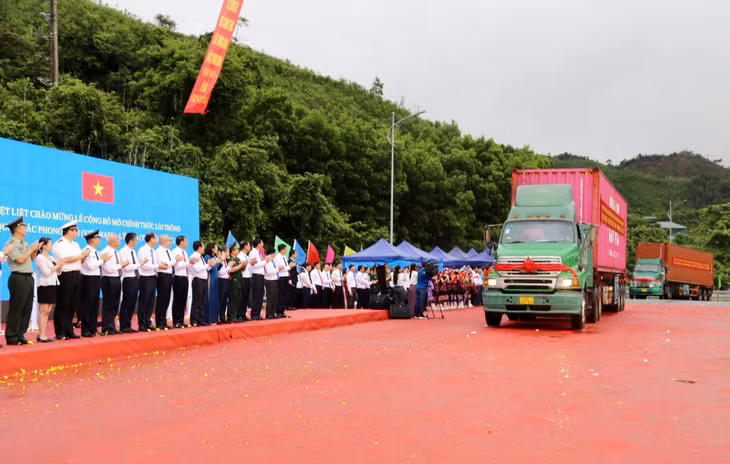 Xe hàng xuất, nhập khẩu thông quan qua lối thông quan Bắc Phong Sinh (Việt Nam) - Lý Hỏa (Trung Quốc). Ảnh: Mạnh Trường