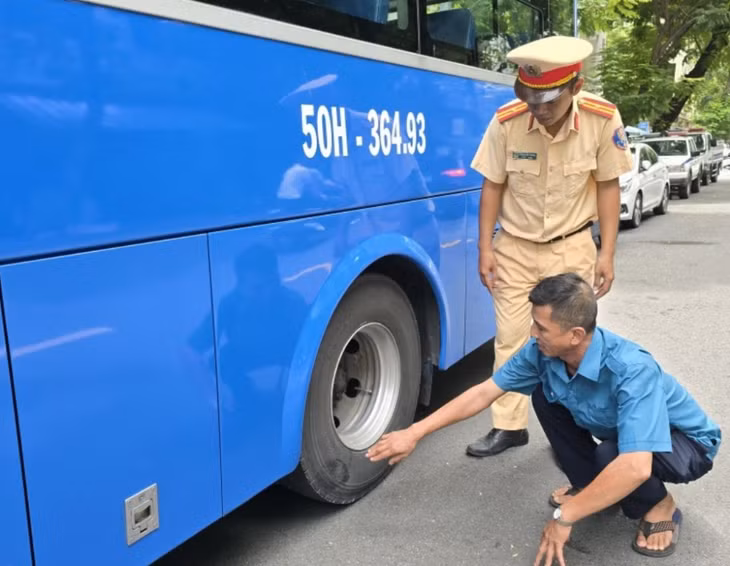 CSGT Công an TP.HCM khám nghiệm phương tiện sau vụ tai nạn giao thông. Ảnh: PC08