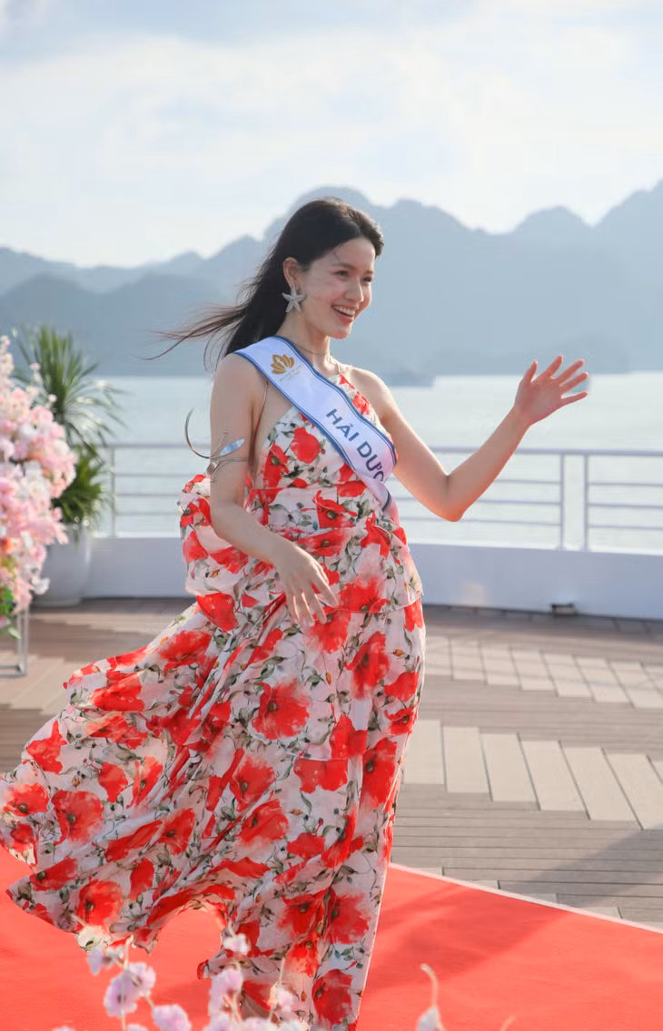 Người đẹp du lịch sải bước đầy tự tin dưới ánh nắng, tà váy tung bay trong gió biển Hạ Long.