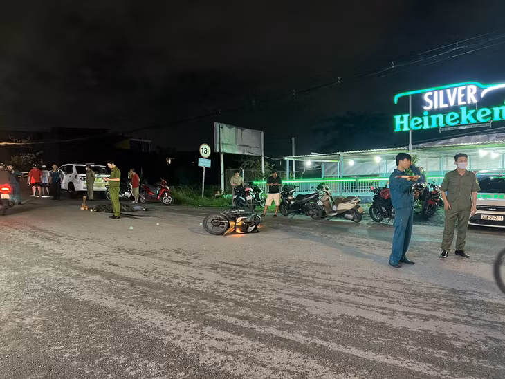 Nạn nhân và xe máy cách nhau hơn 5m.