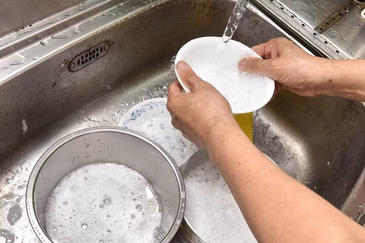 Không phải ai cũng biết thế nào là rửa bát đúng cách. (Ảnh: Sohu)