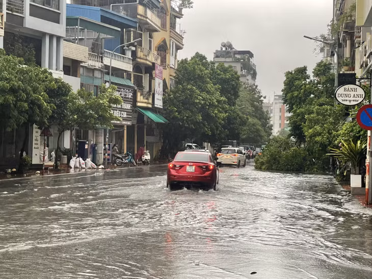 Mưa ngập khu vực chợ Loong Tòong.