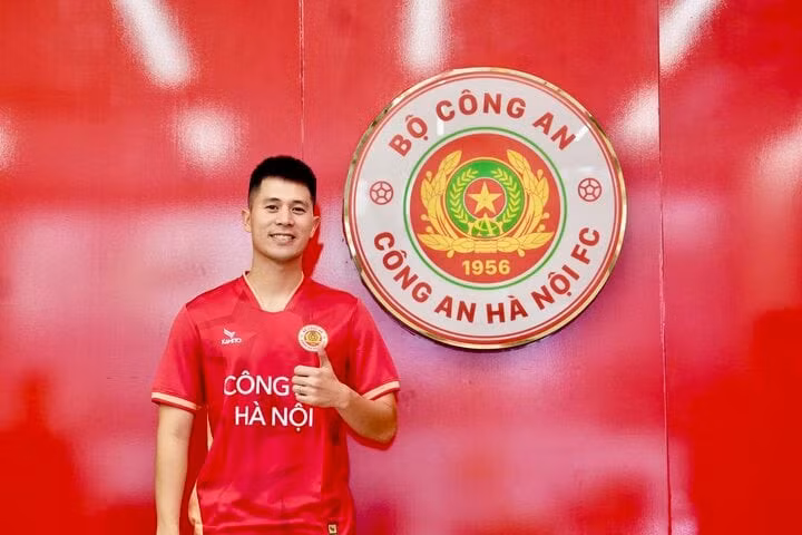 Đình Trọng ra mắt CLB Công an Hà Nội.