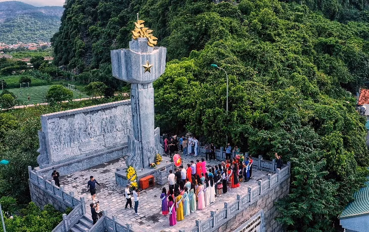 Các thí sinh dâng hoa, dâng hương tại Đài tưởng niệm các Anh hùng liệt sỹ Vũng Đục.