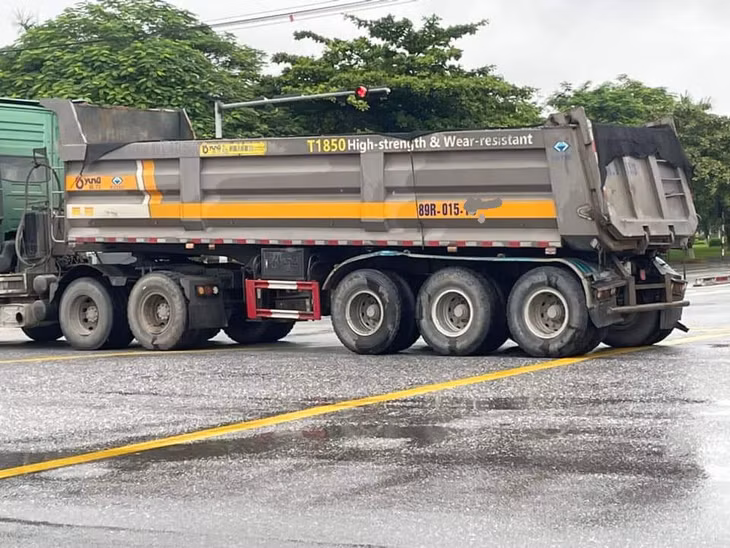 Xe đầu kéo dừng lại tại hiện trường sau khi tai nạn xảy ra.