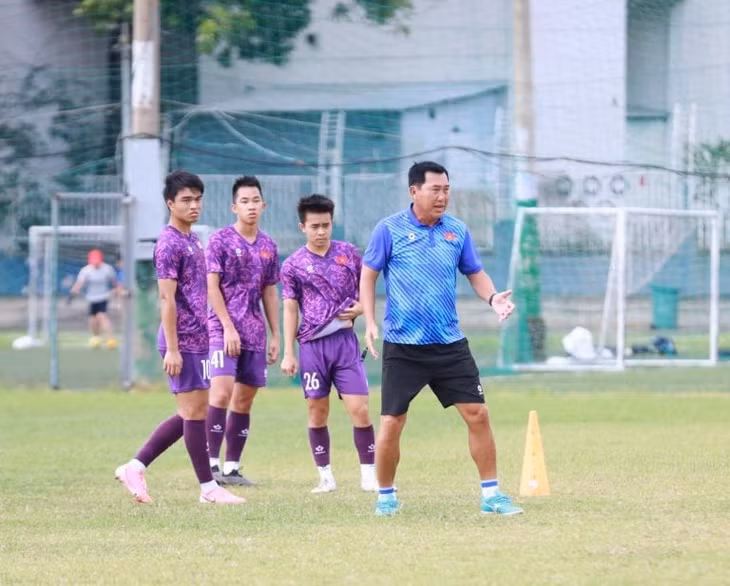 U19 Việt Nam bước vào buổi tập chuyên môn cuối cùng trước ngày sang Indonesia (Ảnh: VFF)