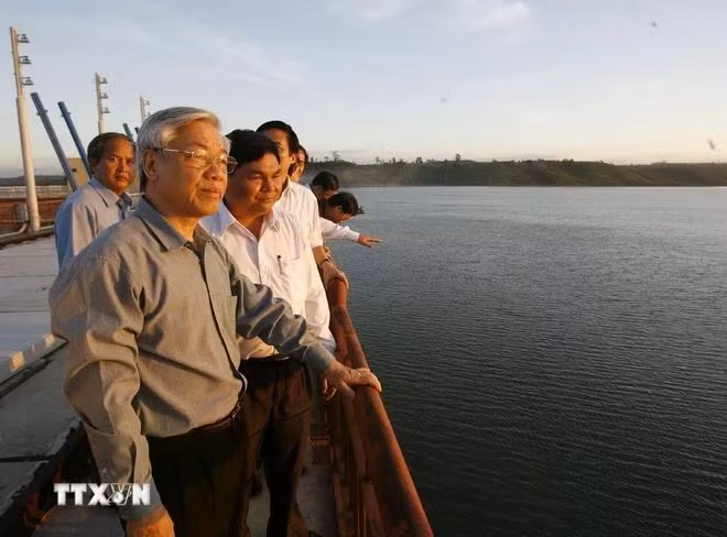 Chủ tịch Quốc hội Nguyễn Phú Trọng thăm đập tràn, Nhà máy thuỷ điện sông Ba Hạ (Phú Yên, 30/1/2010). (Ảnh : Trí Dũng/TTXVN)