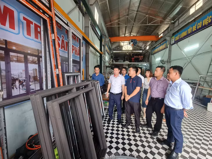 Đoàn thẩm định thăm xưởng sản xuất cửa tại Công ty Sản xuất Cơ khí và Thương mại Hùng Cường (Thị xã Quảng Yên).