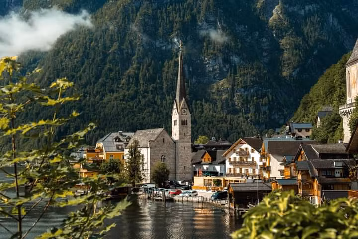 Nhà thờ giáo xứ của làng cổ Hallstatt mang vẻ đẹp uy nghiêm, cổ kính được xây dựng từ thế kỷ 16 theo phong cách kiến trúc Gothic, cho đến nay được giữ gìn gần như nguyên vẹn.