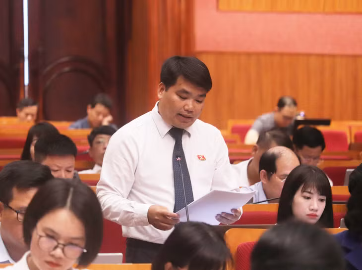 Đại biểu Đinh Trung Kiên (Tổ đại biểu Vân Đồn - Cô Tô) phát biểu đóng góp ý kiến tại phiên thảo luận.