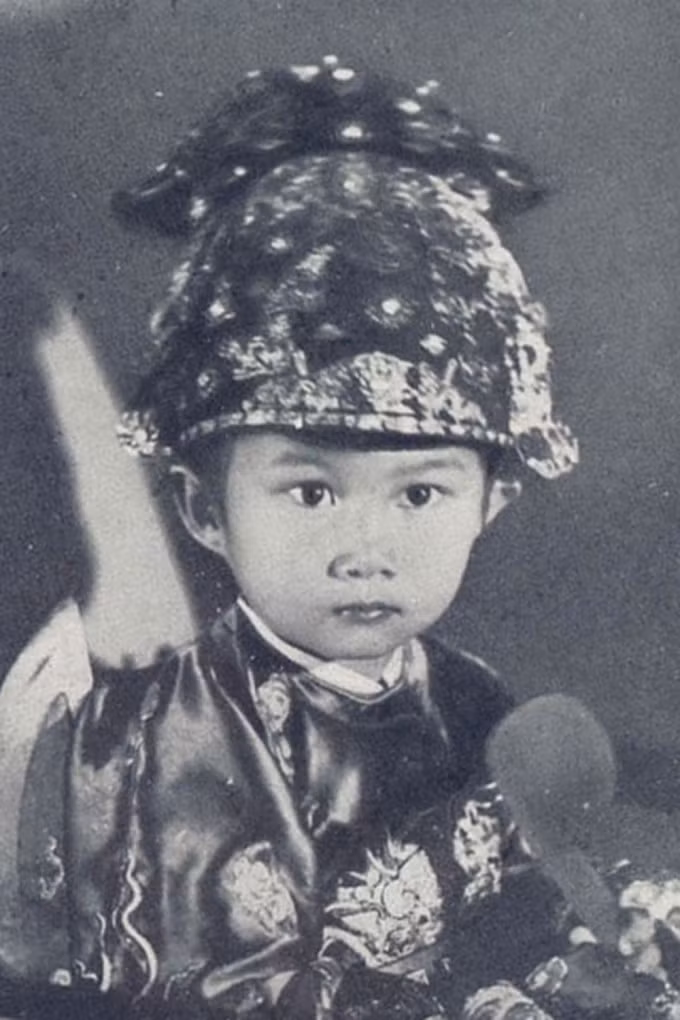 Thái tử Bảo Long năm ba tuổi. Ông Nguyễn Phúc Bảo Long (1936-2007) là hoàng thái tử cuối cùng của Việt Nam. Ông có một em trai là hoàng tử Bảo Thăng, ba em gái là công chúa Phương Mai, Phương Liên và Phương Dung. Ảnh: Le Monde colonial illustré