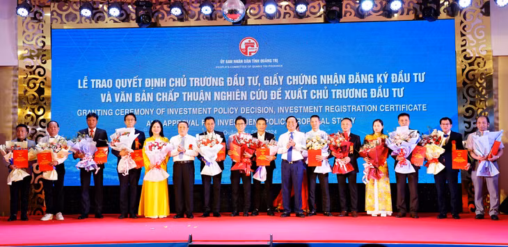 Chủ tịch UBND tỉnh Võ Văn Hưng và Phó Chủ tịch Thường trực UBND tỉnh Hà Sỹ Đồng trao giấy chứng nhận đầu tư cho các nhà đầu tư - Ảnh: Lê An