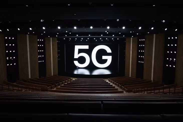 Chữ "5G" xuất hiện tại Nhà hát Steve Jobs trong lễ ra mắt iPhone 12. Ảnh: Apple.
