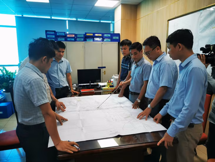 Cán bộ nhân viên phòng Kỹ thuật Công nghệ Mỏ, Công ty CP Than Hà Lầm trao đổi chuyên môn nghiệp vụ.