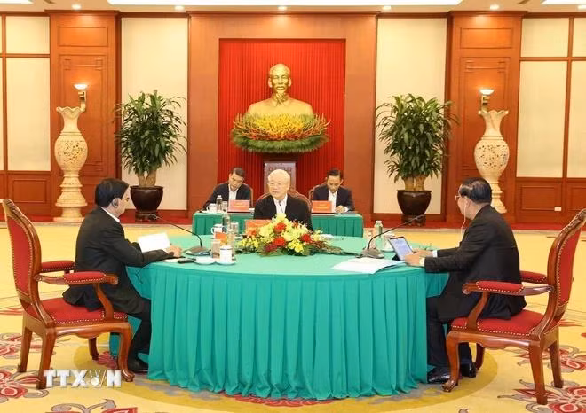Tổng Bí thư Đảng Cộng sản Việt Nam Nguyễn Phú Trọng, Chủ tịch Đảng Nhân dân Campuchia (CPP) Samdech Techo Hun Sen và Tổng Bí thư Đảng Nhân dân Cách mạng Lào, Chủ tịch nước Lào Thongloun Sisoulith tiến hành Cuộc gặp cấp cao Việt Nam-Campuchia-Lào. (Ảnh: Ảnh: Trí Dũng/TTXVN)
