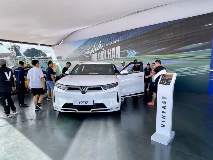 Các mẫu xe trưng bày thu hút đông đảo người dân, du khách tới xem...